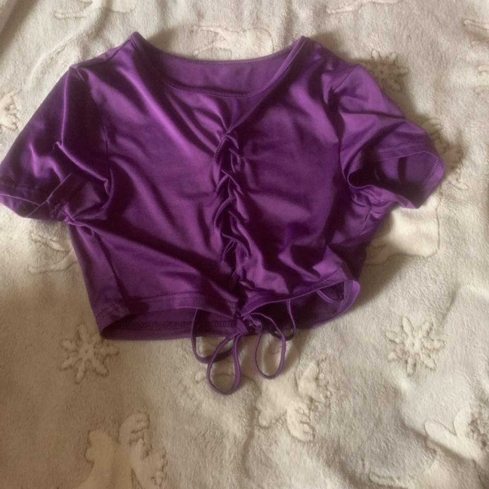 Cropped purple shirt